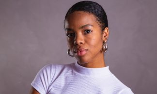 femme-noire-portrait-femme-noire-studio-photo_432566-3215